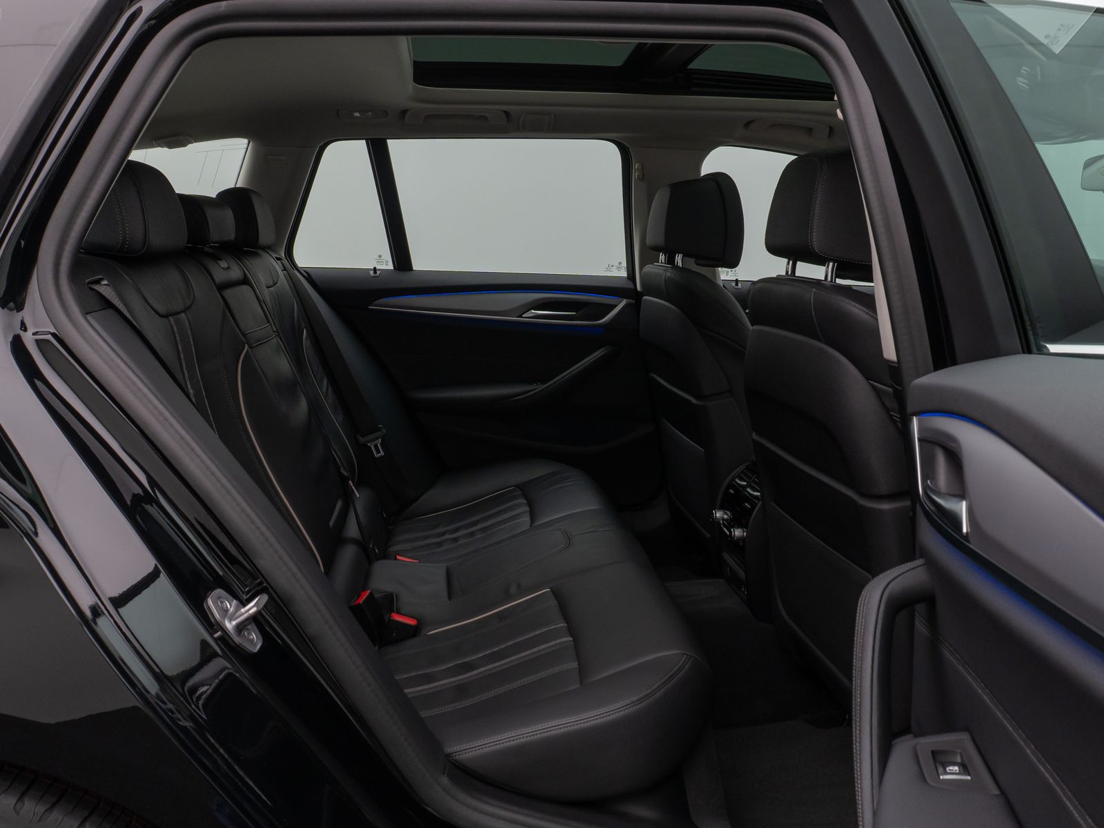 Fahrzeugabbildung BMW 530d Panorama Kamera DAB HiFi DrivAssist Komfort