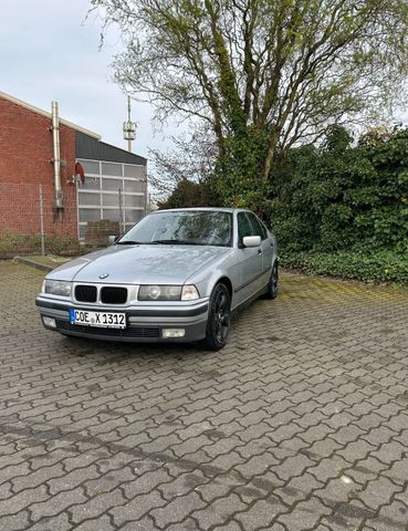 BMW E36 320i