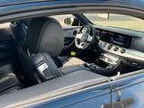 Mercedes-Benz E 200 4MATIC Autom. Panoramadach - Mercedes-Benz E 200 mit Benzin-Antrieb: Panorama-Dach, Limousine