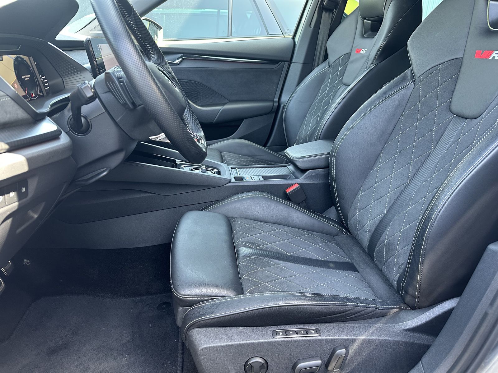 Fahrzeugabbildung SKODA Octavia Combi 1.4 TSI iV RS DSG NAV+LED+KAM+18ZO