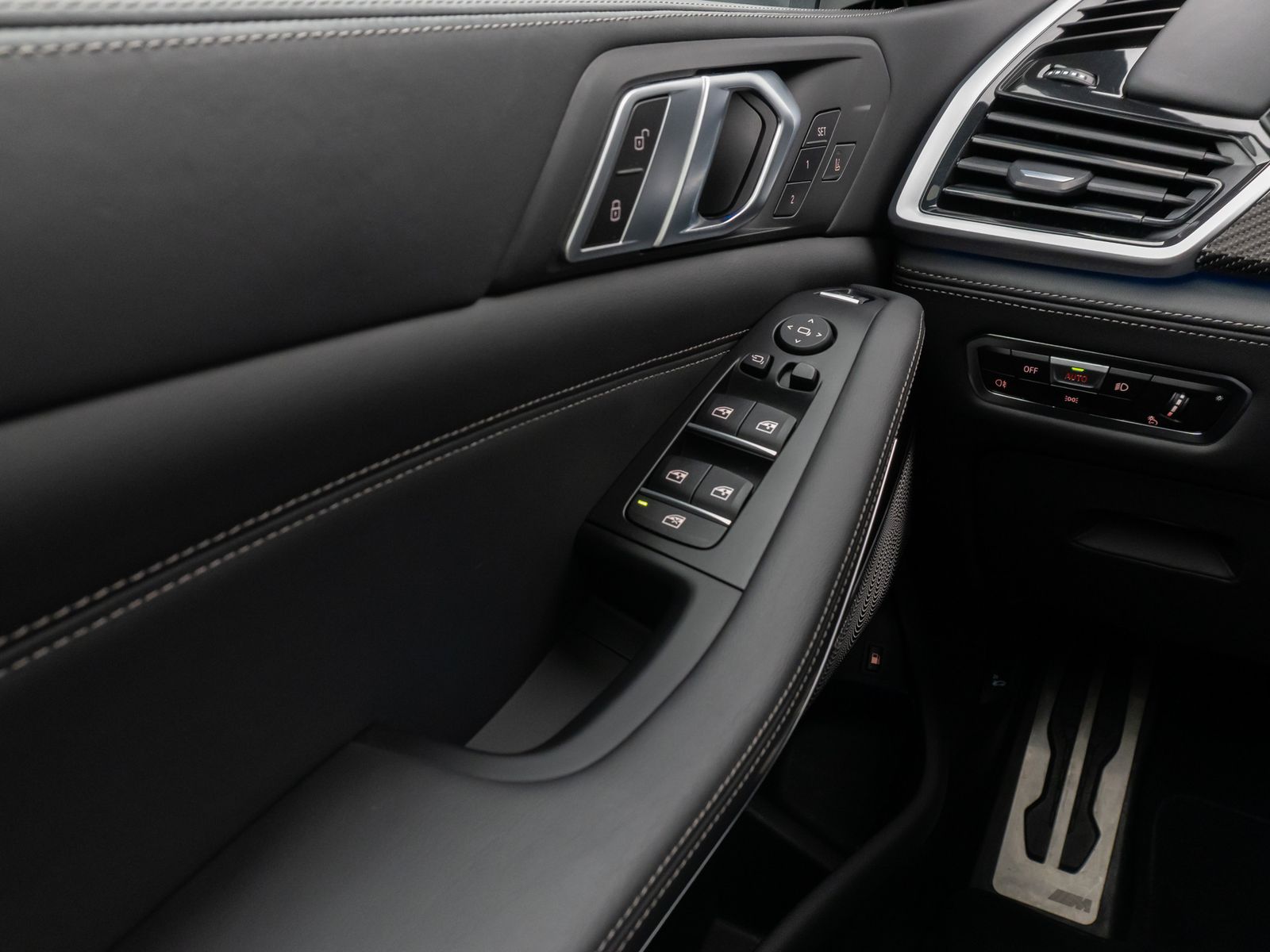 Fahrzeugabbildung BMW X5 xD45e M Sport Panorama 360°Laser HUD B&W 22"