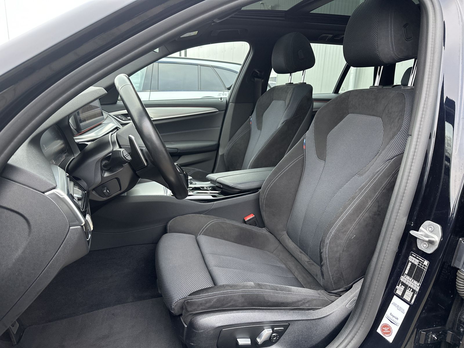 Fahrzeugabbildung BMW 530i Touring M-Sport NAV+LED+PANO+KAMERA+HEAD-UP