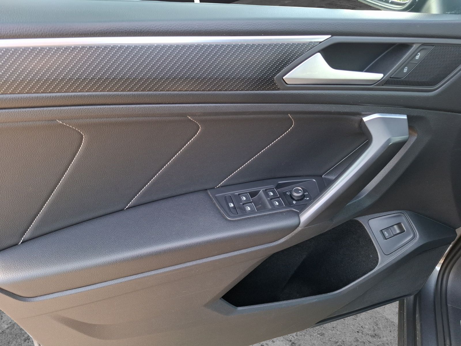 Fahrzeugabbildung Volkswagen Tiguan Allspace TDI R-Line DSG 4M Matrix AHK Nav