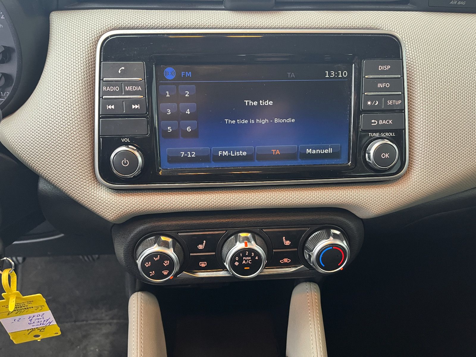 Fahrzeugabbildung Nissan Micra Acenta / leichter Frontschaden