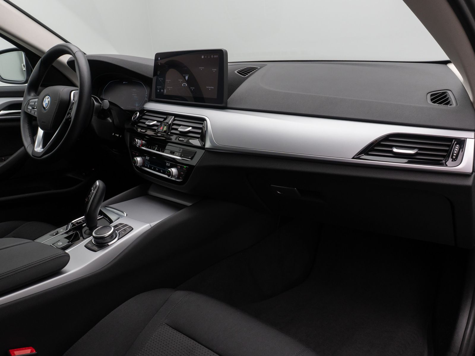 Fahrzeugabbildung BMW 520e GeschwindigReg DAB Kamera CockpitPro Alarm