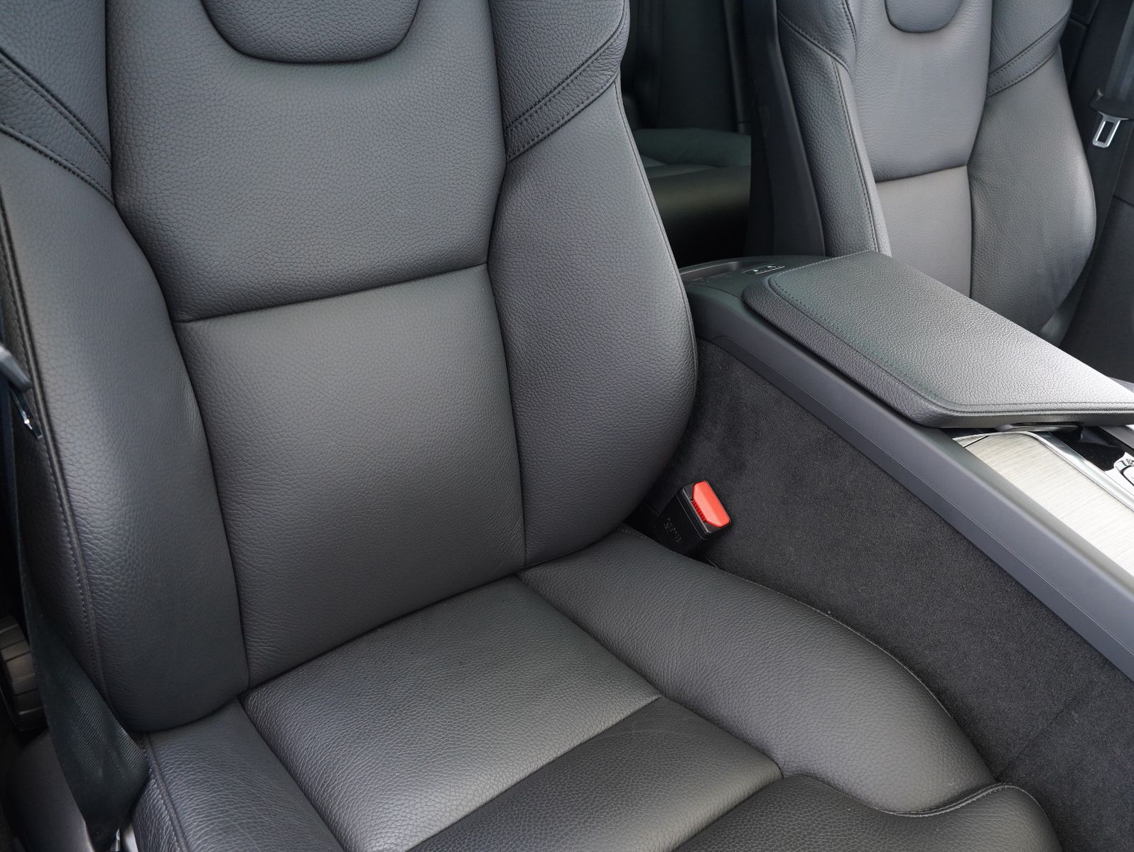 Fahrzeugabbildung Volvo XC60 B4 D AWD Inscription LED/GOOGLE/PANO/AHK