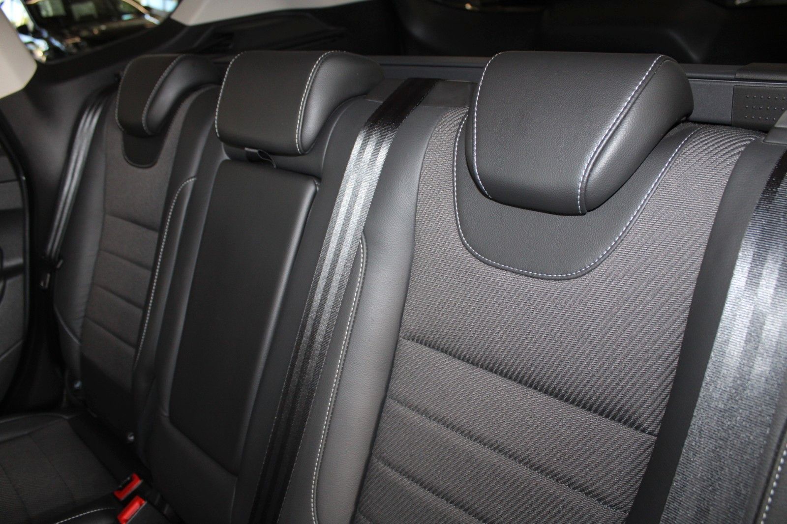 Fahrzeugabbildung Ford Kuga Individual NAVI XENON WinterPaket 1.Hand