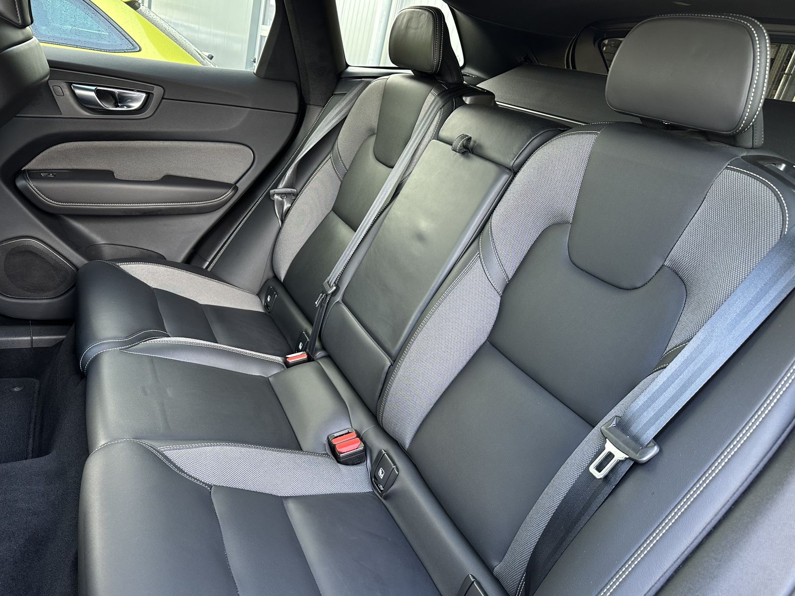 Fahrzeugabbildung Volvo XC60 B4 D Plus Dark NAV+LED+ACC+TOTW+AHK+H&K+1HD