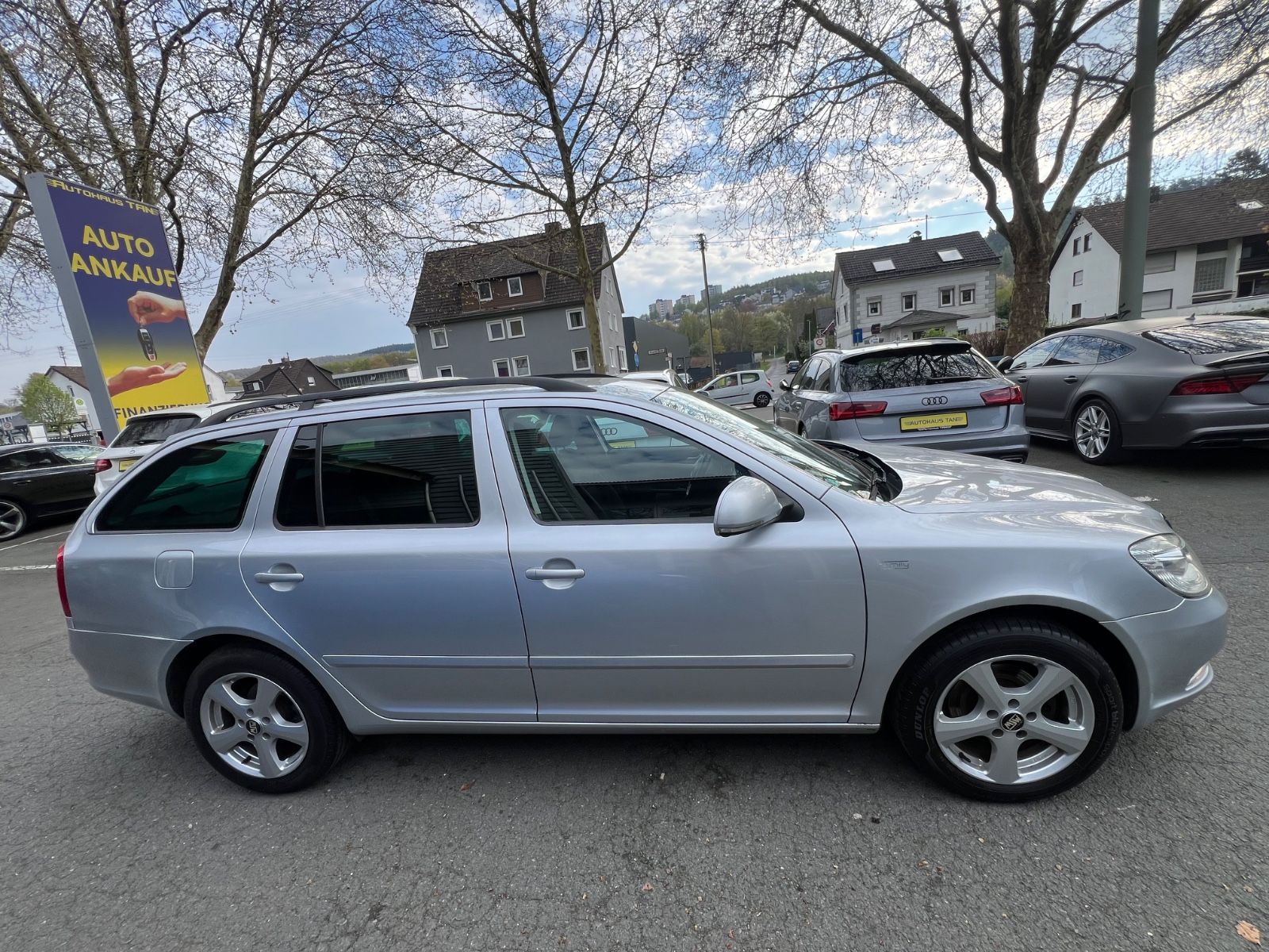 Fahrzeugabbildung SKODA Octavia 1.6 TDI Combi Family * NAVI *AHK*