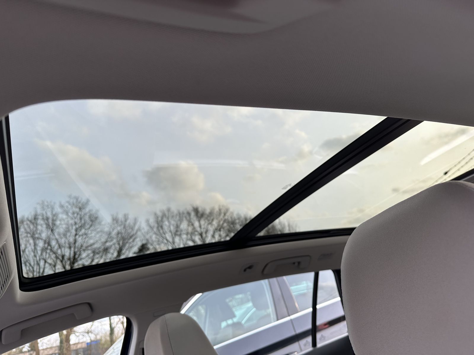 Fahrzeugabbildung Volkswagen Golf Variant 2.0 TDI DSG Life NAV+LED+AHK+PANORA