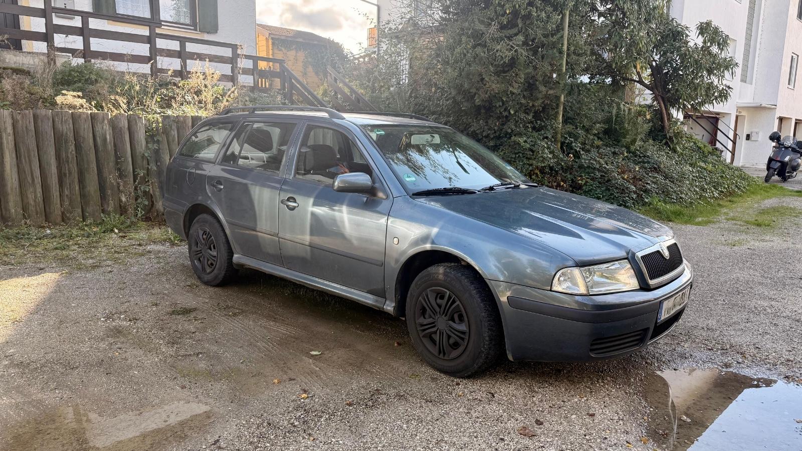 Skoda Octavia 2005 — rear view