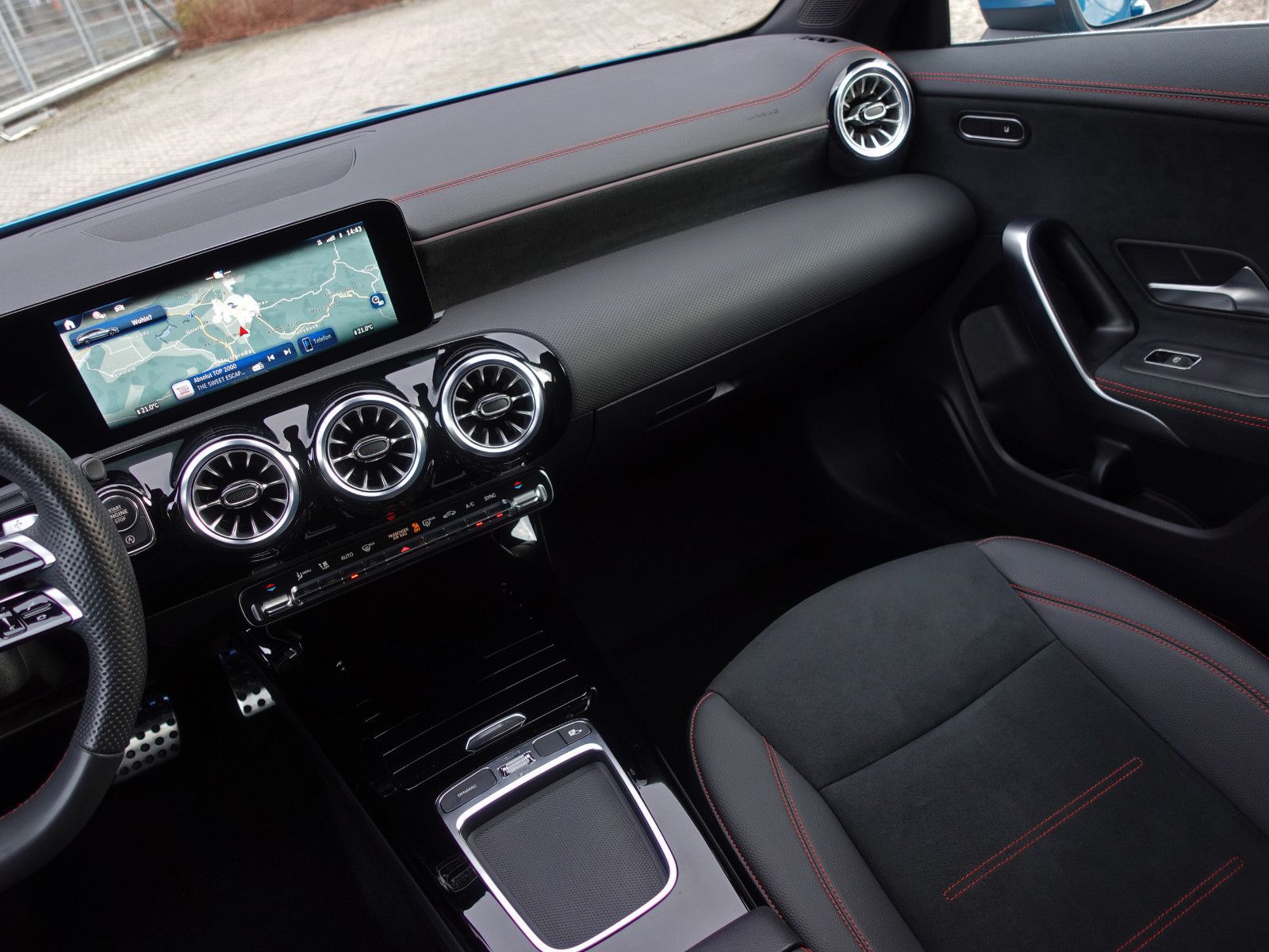 Fahrzeugabbildung Mercedes-Benz CLA 200 Shooting Brake 7GDCT AMG-Line MBUX MBEAM