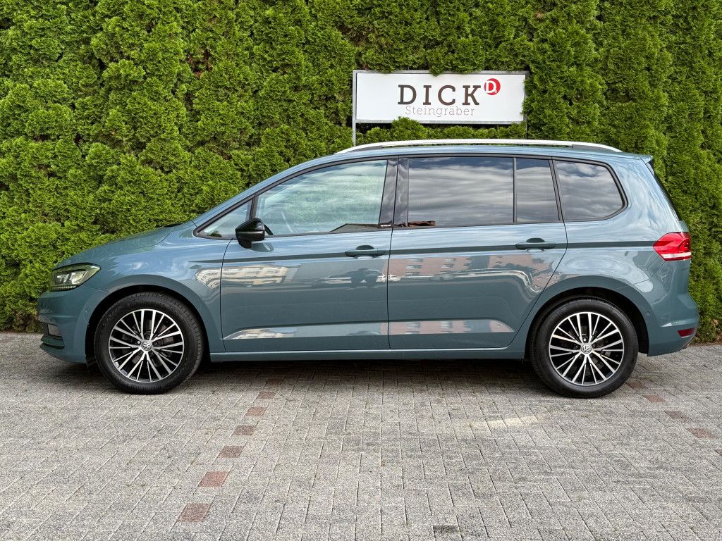 Fahrzeugabbildung Volkswagen Touran 2.0 TDI DSG IQ.DRIVE LED+ACC+NAV+SHZ+DAB