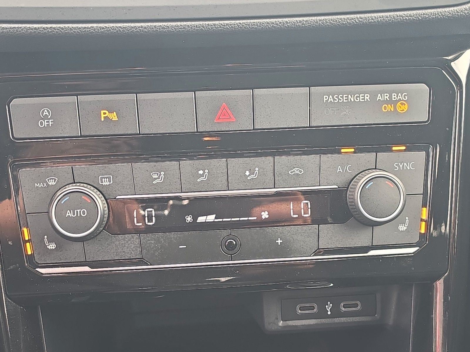 Fahrzeugabbildung Volkswagen T-Cross United NAVI SHZ PDC APP-CONNECT