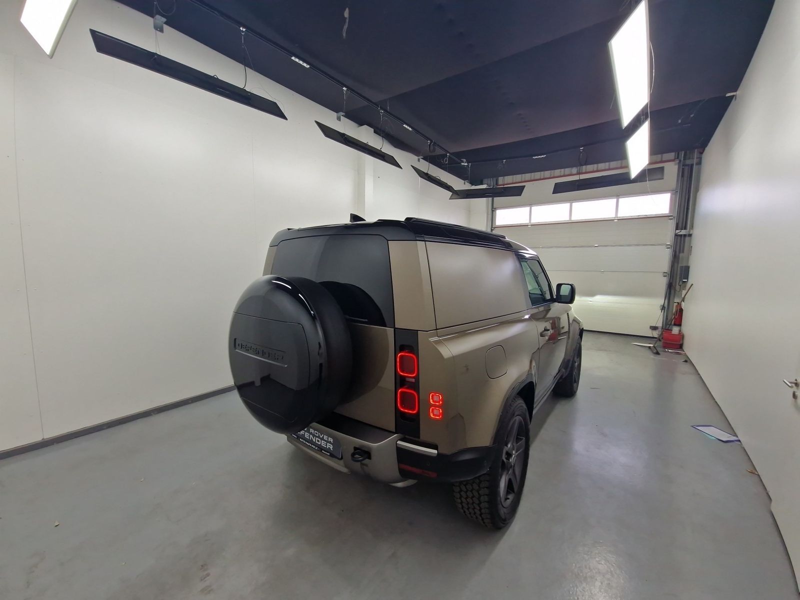 LAND ROVER Defender 90 Hard Top D250 X-Dynamic SE AHK – Bild 4