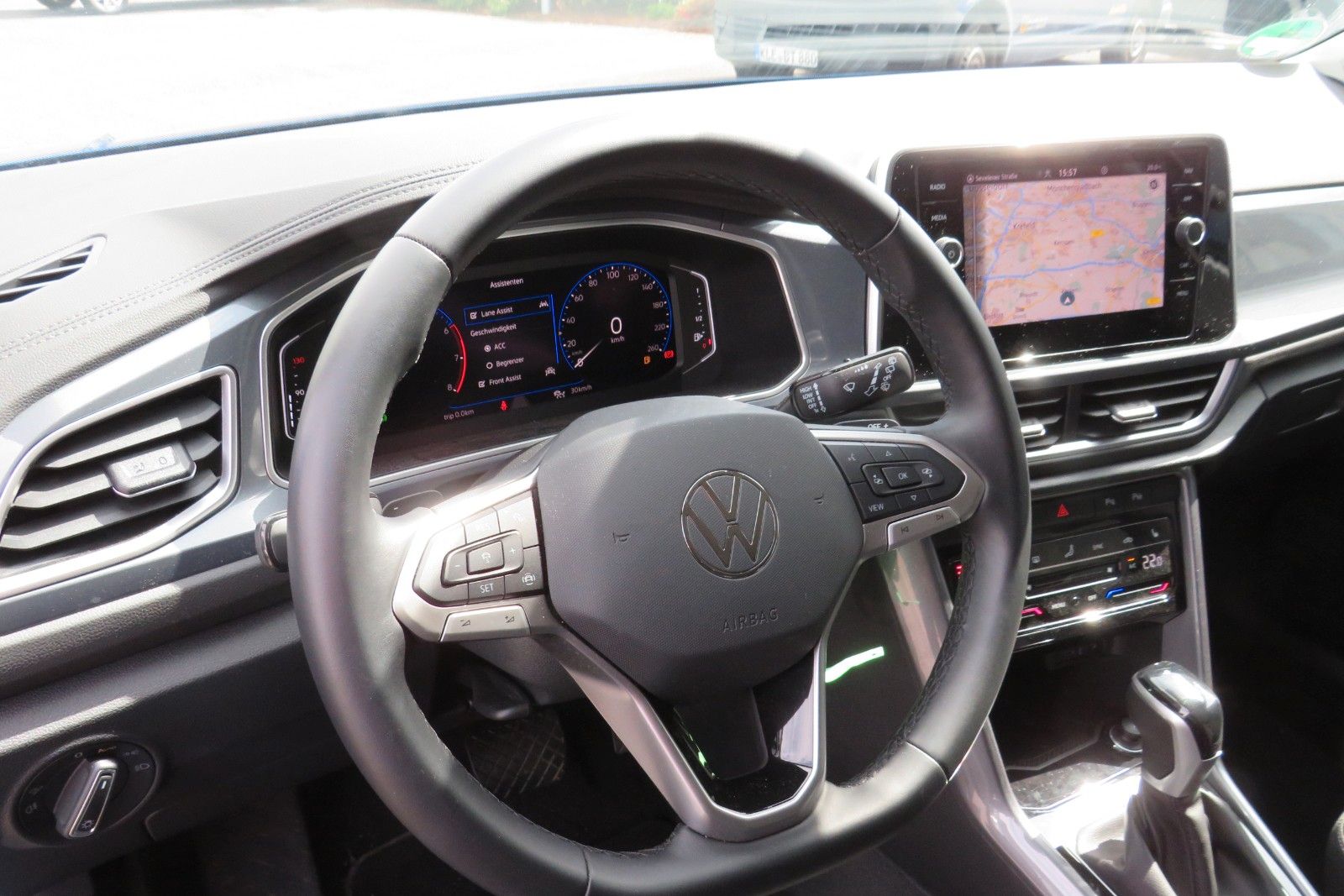 Fahrzeugabbildung Volkswagen T-Roc Style ACC APP MASSAGE SITZH. 17`KAMERA 1.H