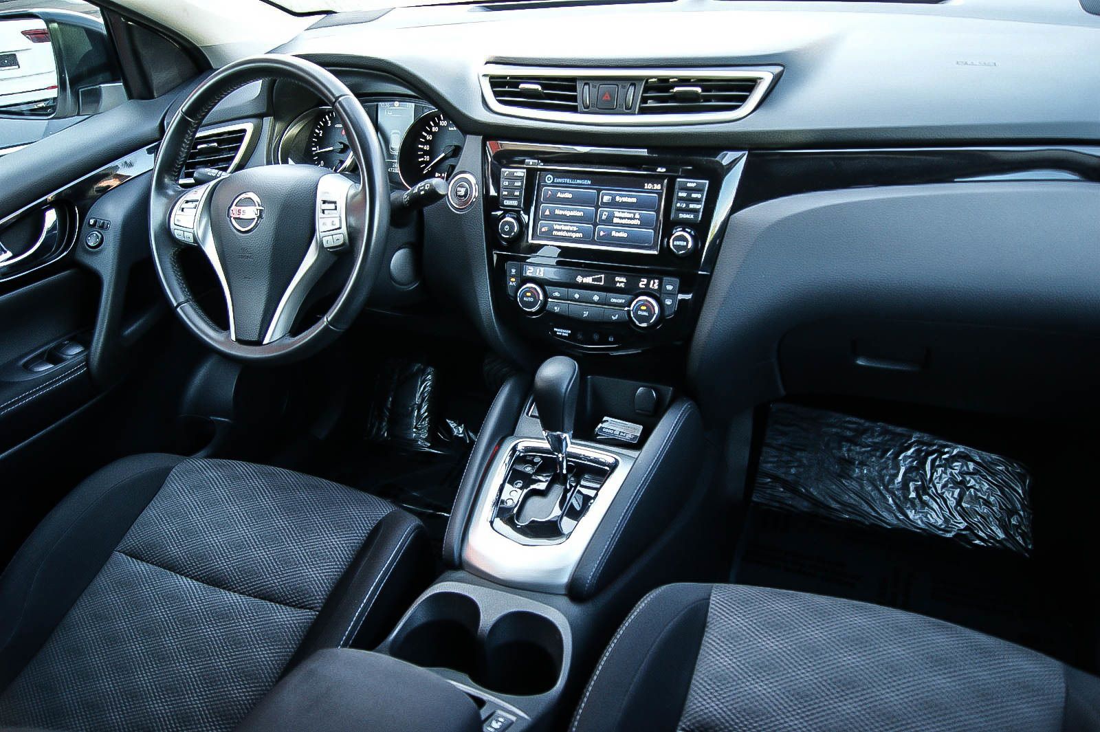 Fahrzeugabbildung Nissan Qashqai DIG-T 12 N-Connecta KAMERA RENTNERBESITZ