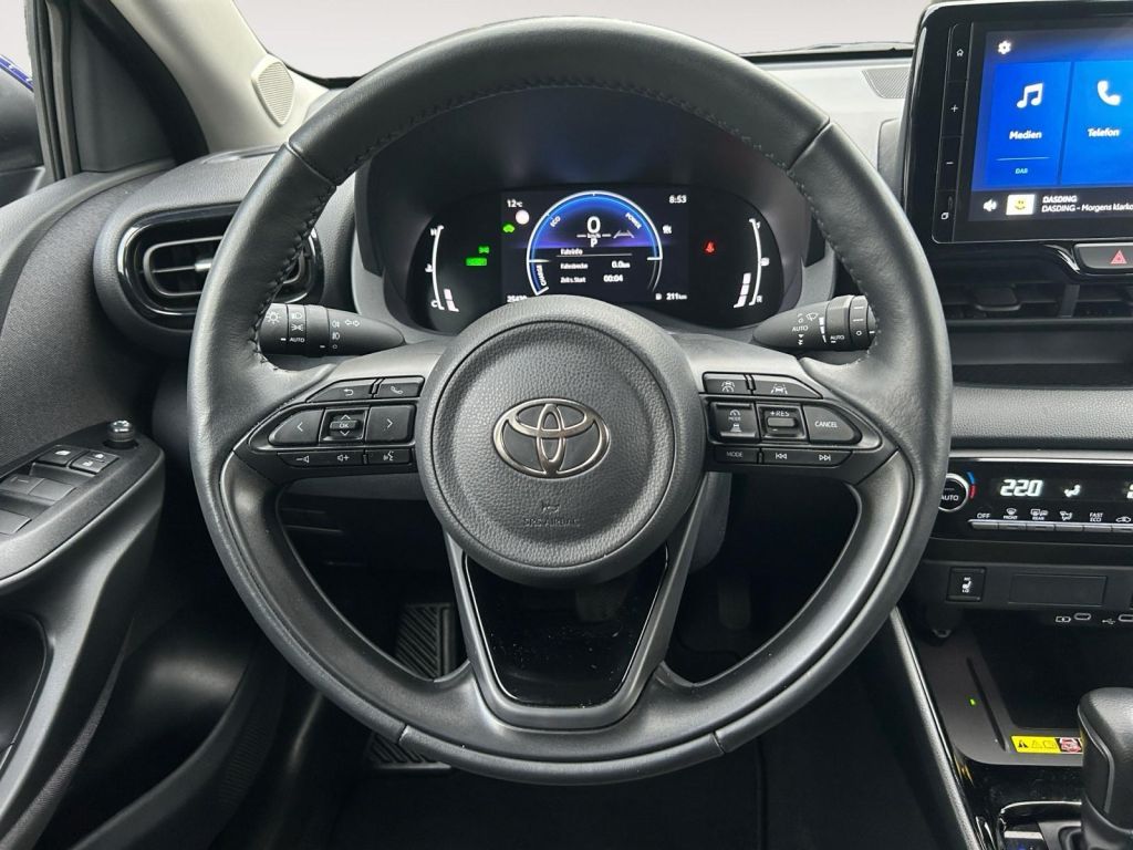 Fahrzeugabbildung Toyota Yaris Hybrid 116 1.5 VVT-i Team Deutschland