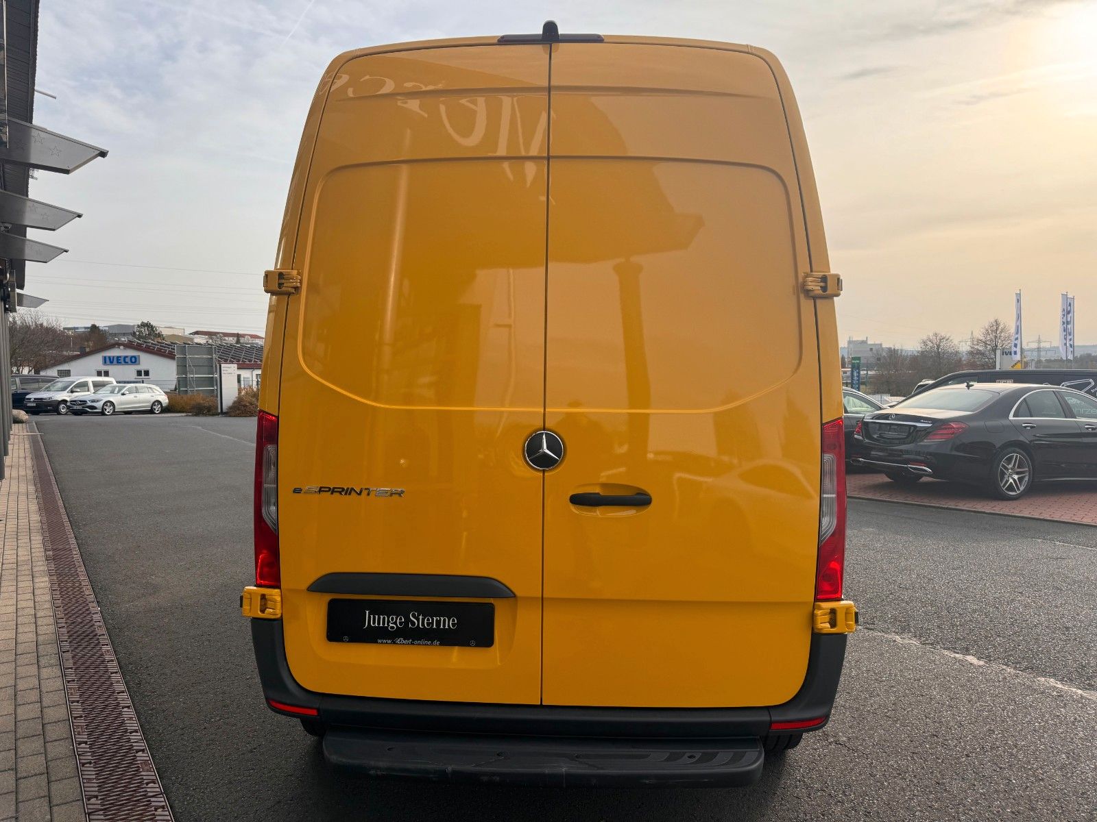 Fahrzeugabbildung Mercedes-Benz eSprinter 312 DHL Regal KEP-Ausbau
