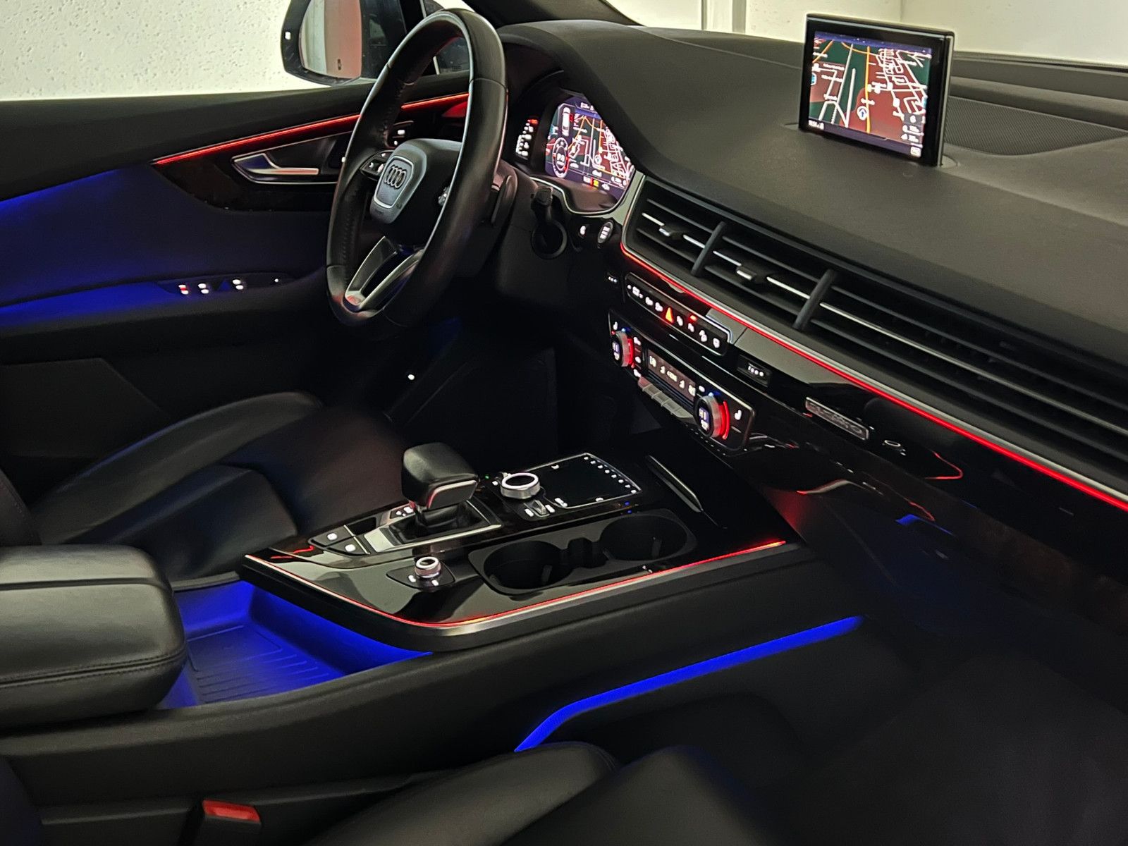 Fahrzeugabbildung Audi Q7 3.0 TDI Quattro/S-LINE/AHK/AMBI+/PANO/7-SITZ