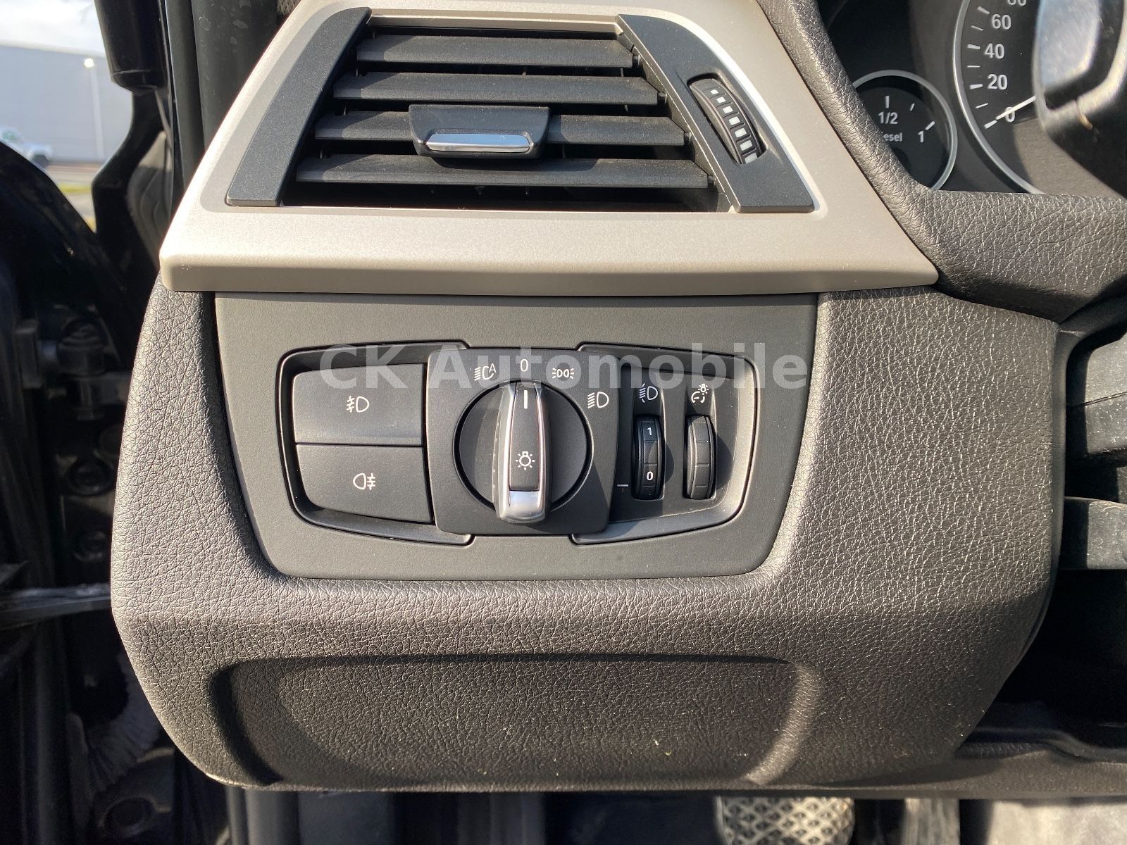 Fahrzeugabbildung BMW 320d Touring Automatik/Klima/Navi/Tempomat/PDC