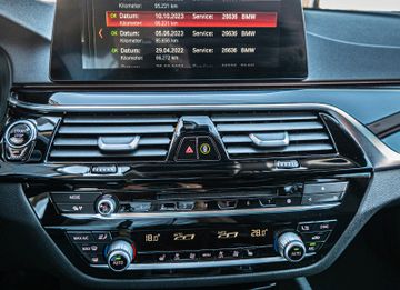 Fahrzeugabbildung BMW 520d Touring Sport Line HUD|LED|SHZ|NAVI|SPUR