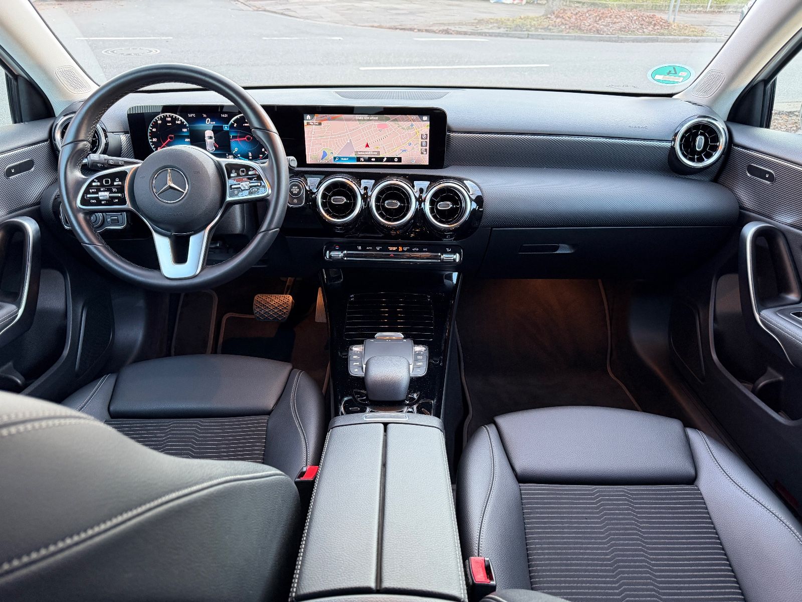 Fahrzeugabbildung Mercedes-Benz A 220 Night Paket*LED*KAMERA*TEMPO*SITZHEIZ*PDC*