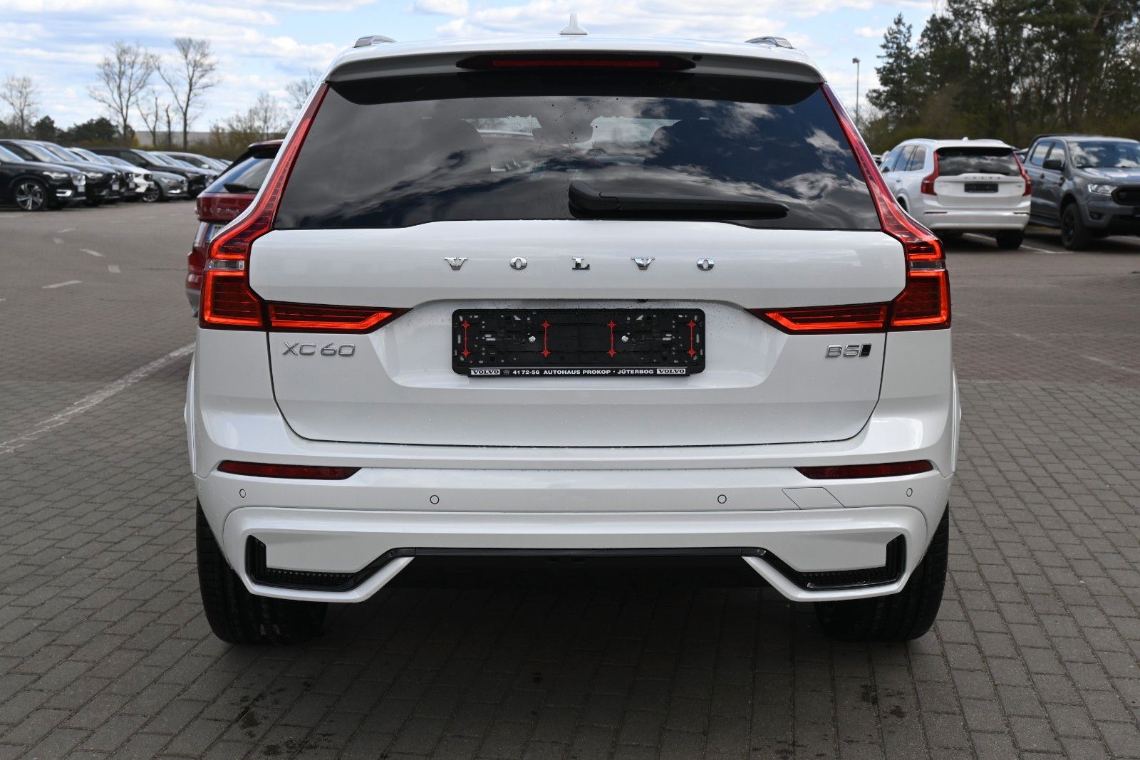Fahrzeugabbildung Volvo XC60 B5 AWD Ultra Dark*LUFT*360°*ACC*B&W*AHK