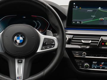 Fahrzeugabbildung BMW 520d M Sport  Kamera HUD DAB HiFi AHK DisplayKey