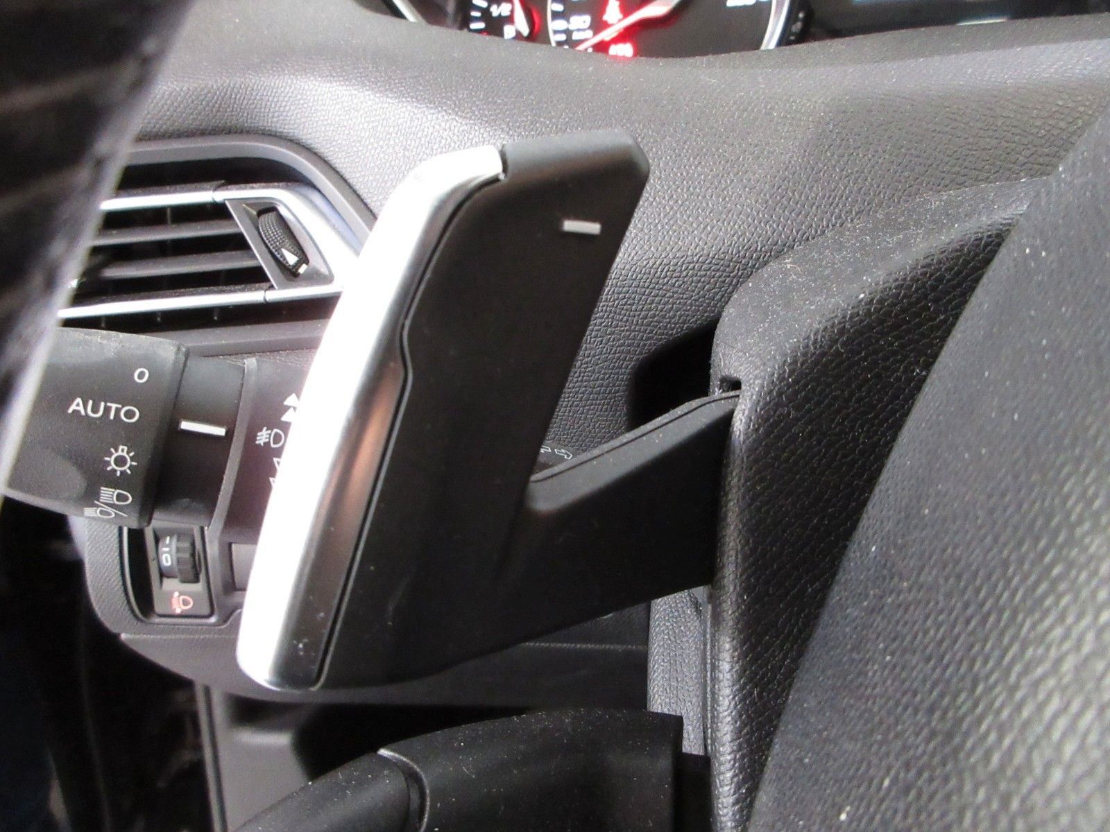 Fahrzeugabbildung Peugeot 308 Active Pack 1.2T LED/NAVI/PDC/TEMPOMAT