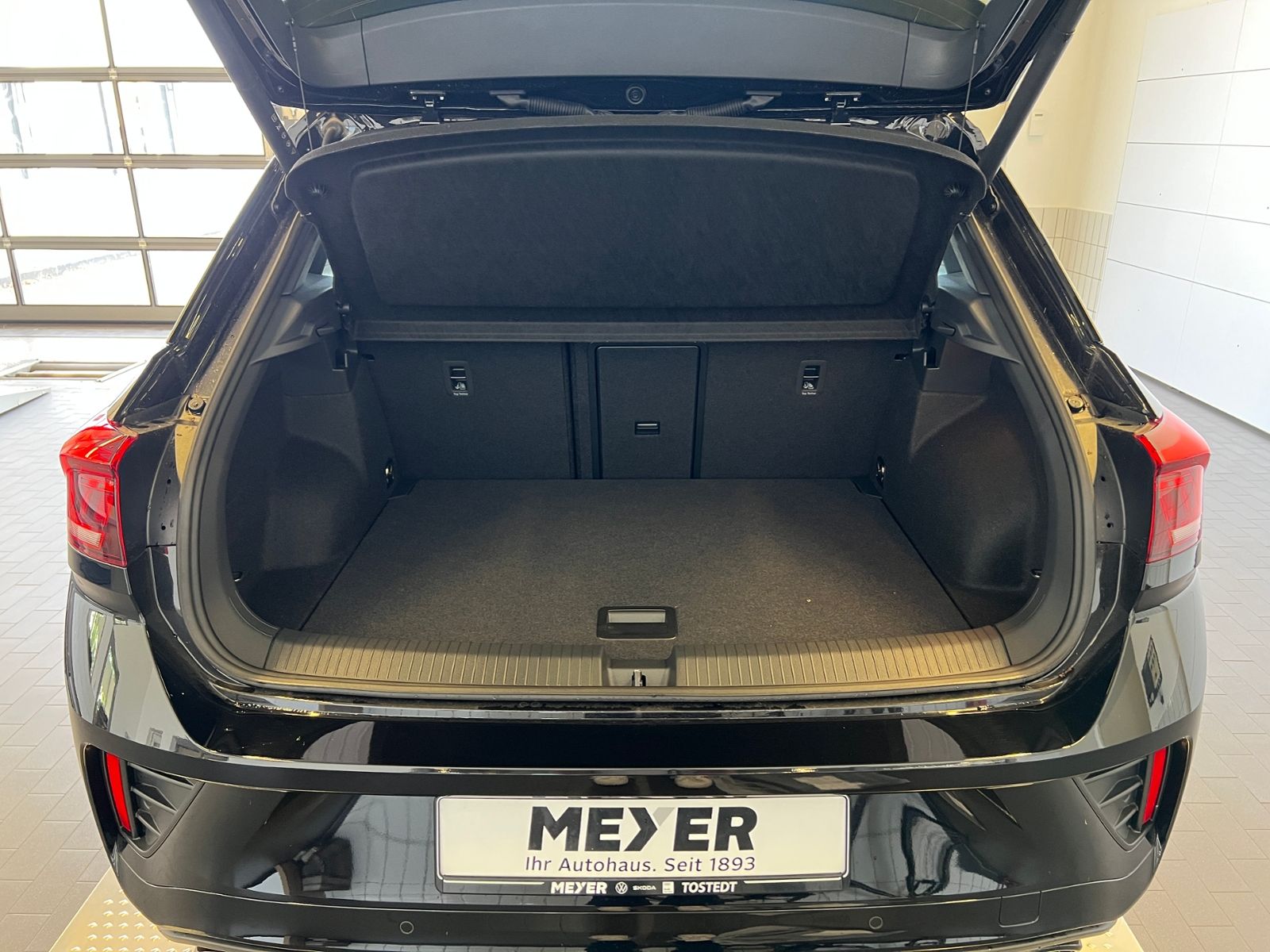 Fahrzeugabbildung Volkswagen T-Roc R-Line 1.5 TSI DSG *AHK, Pano, Black Style