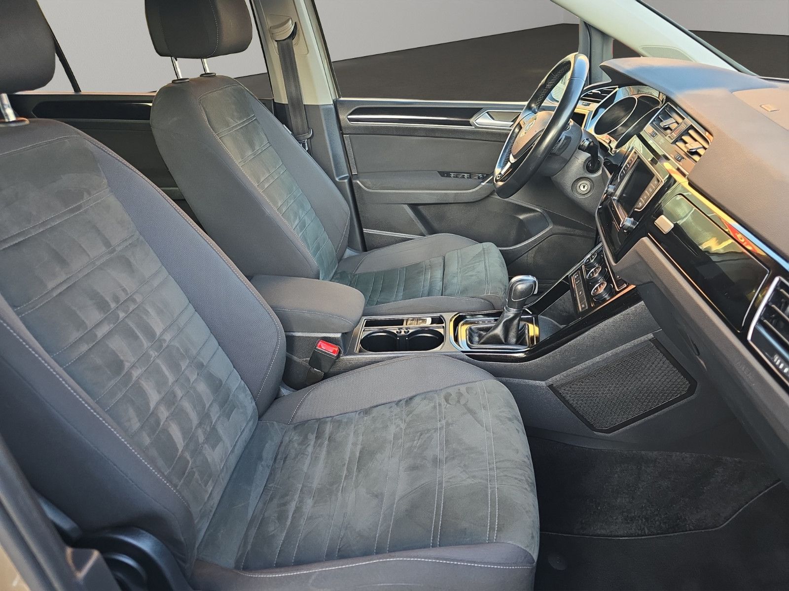 Fahrzeugabbildung Volkswagen Touran Highline+NAVI+LEDER+LED+AHK+TEMPOMAT+DSG