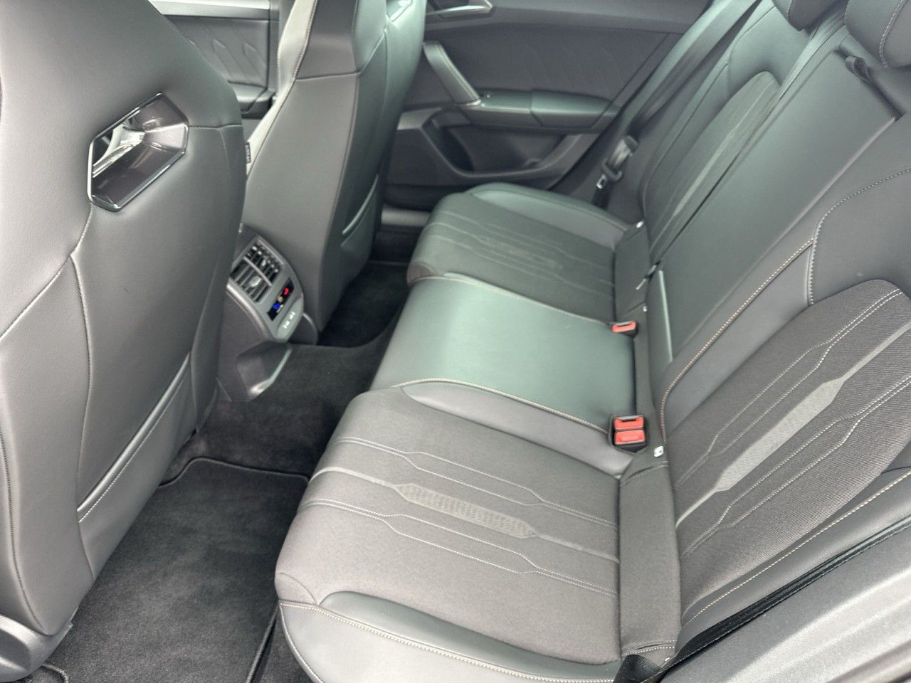 Fahrzeugabbildung CUPRA Leon Sportstourer 2.0TSI 245 PS DSG*AHK-Navi* - mit KI generiert/bearbeitet