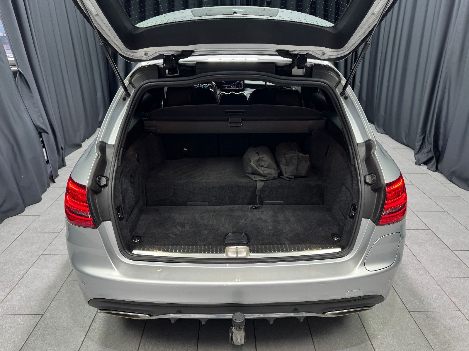 Fahrzeugabbildung Mercedes-Benz Mercedes Benz C 300e T-Modell |BURMESTER|AHK