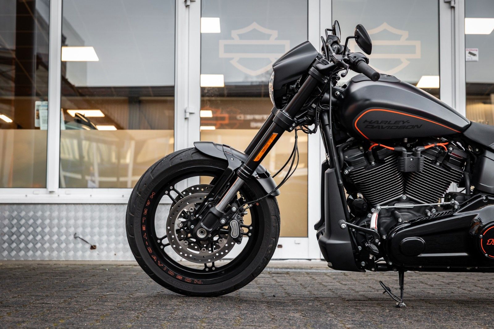 Fahrzeugabbildung Harley-Davidson FXDRS 114 CUI - KESSTECH - SEITLICHER KZH