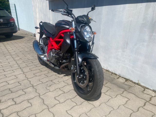 Suzuki Gladius 650 // 9500km // TÜV & Service Neu //