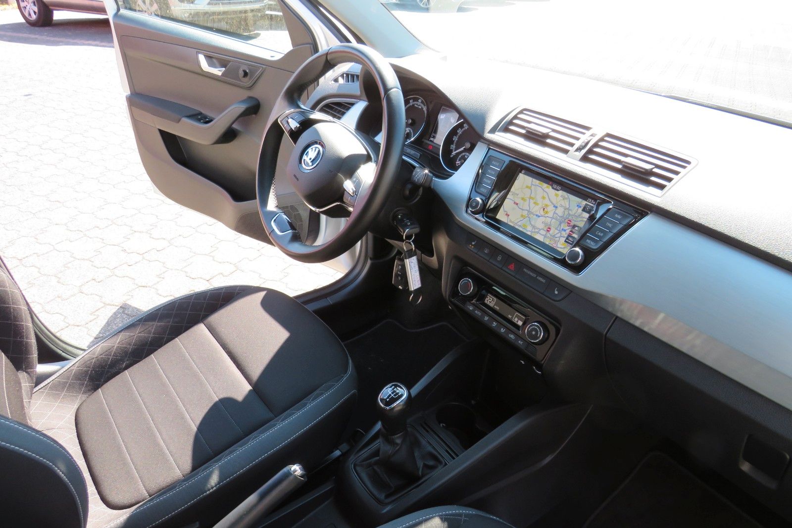 Fahrzeugabbildung SKODA Fabia Combi Ambition PDC NAVI APP SITZH. 1.HD