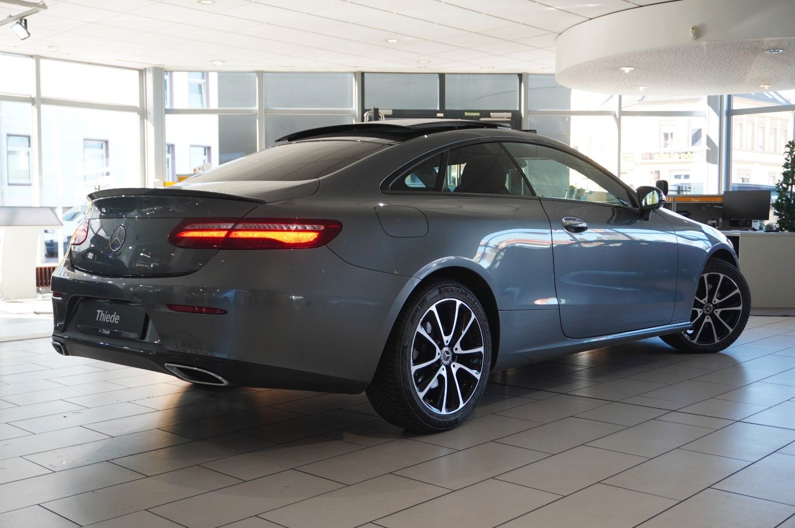 Fahrzeugabbildung Mercedes-Benz E 220D COUPE AVANTGARDE NAVI/LED/KAMERA/SH/PANO.