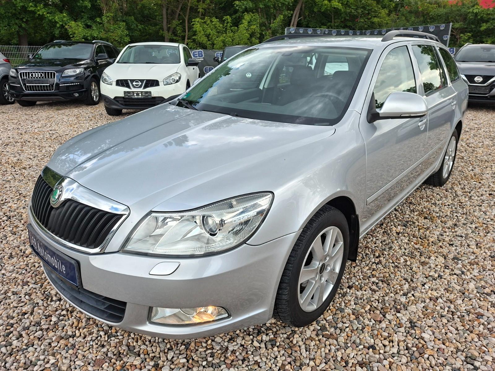 Skoda Octavia 2010 — rear view