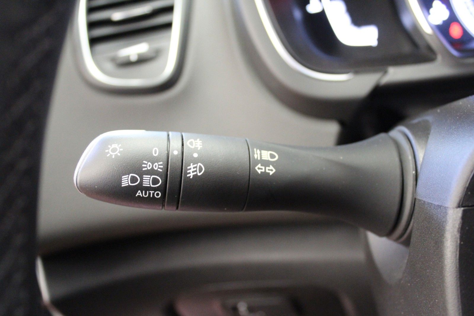 Fahrzeugabbildung Renault Grand Scenic TCe140 Limited Deluxe EDC 7-Sitzer