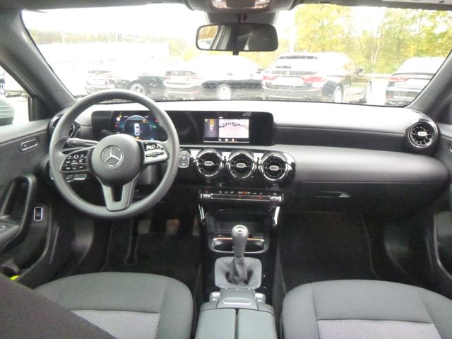 Fahrzeugabbildung Mercedes-Benz A 180 Limousine >NAV/LED/KAM/PDC/SHZ<