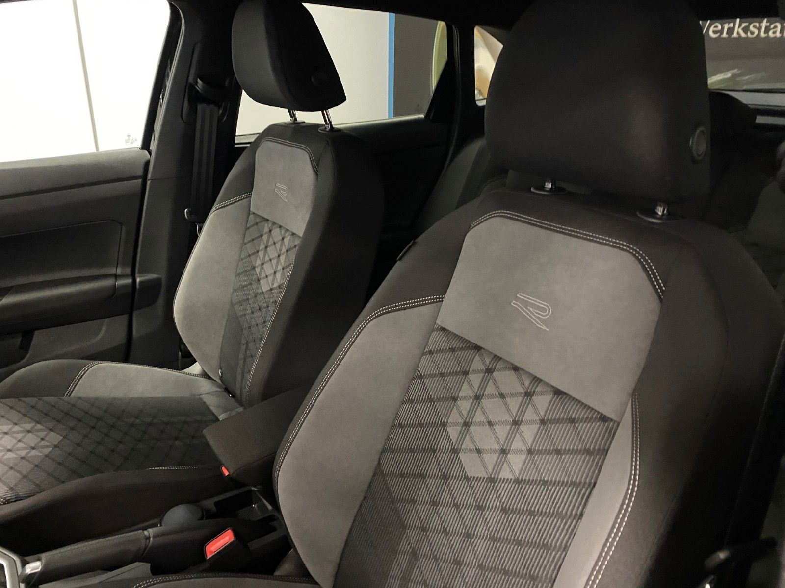 Fahrzeugabbildung Volkswagen Taigo 1.0 TSI DSG R-Line+MATRIX+iQ Light+ACC+App