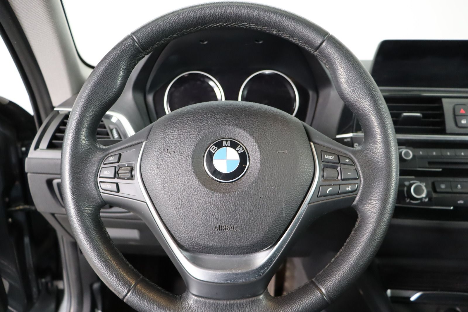 Fahrzeugabbildung BMW 125 i * LED * Keyless * Navi * Sitzhzg. * PDC