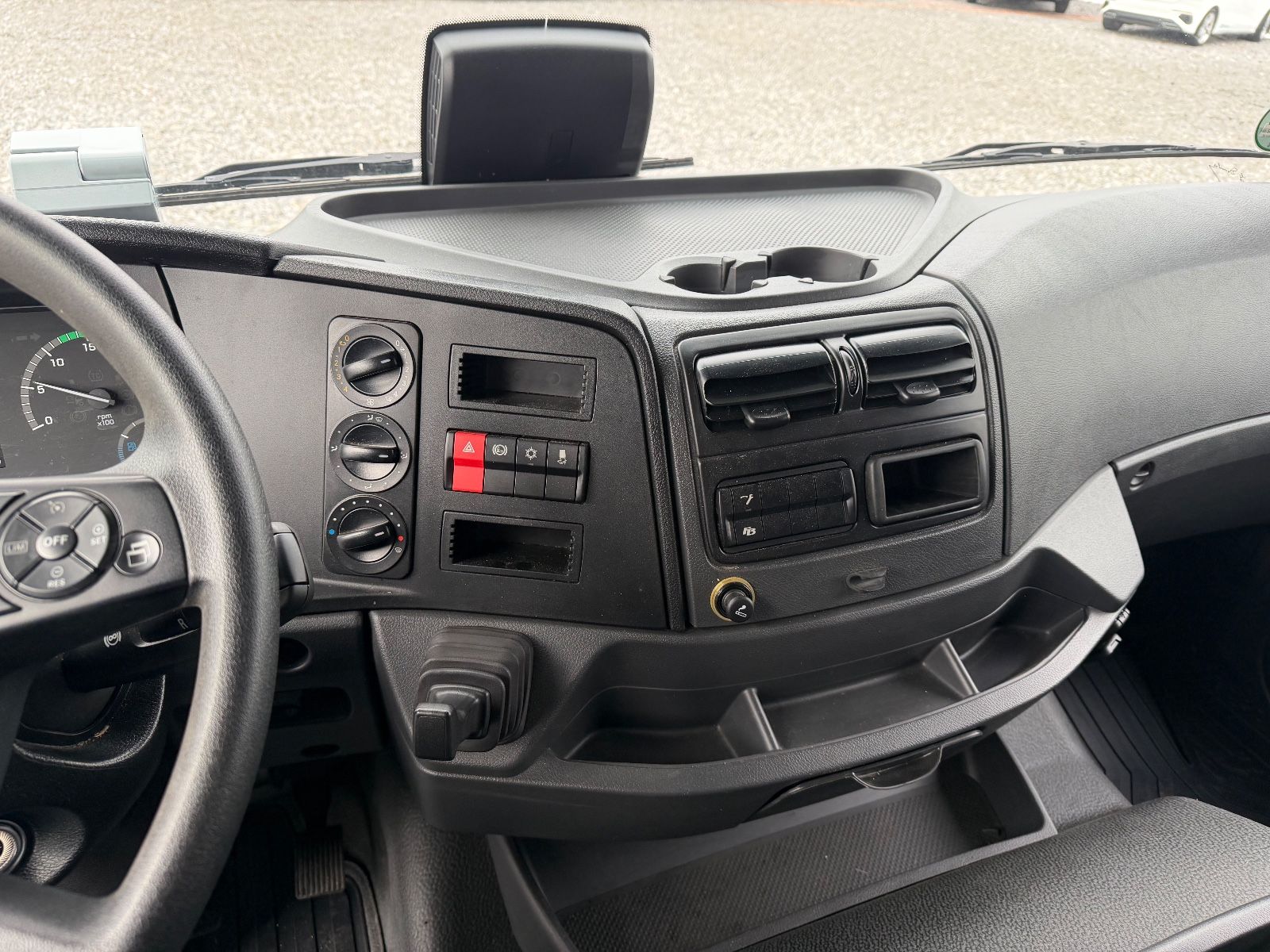 Fahrzeugabbildung Mercedes-Benz Atego 1524 Tiefkühler Thermo King LBW