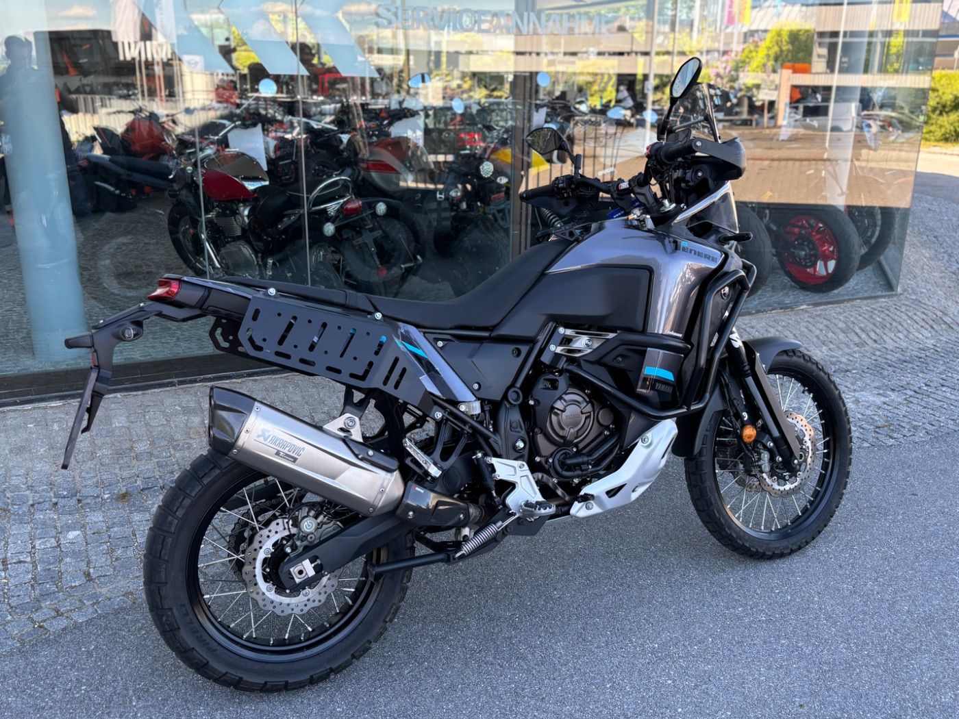 Fahrzeugabbildung Yamaha XTZ 700 Tenere World Raid Modell 2024 Akrapovic