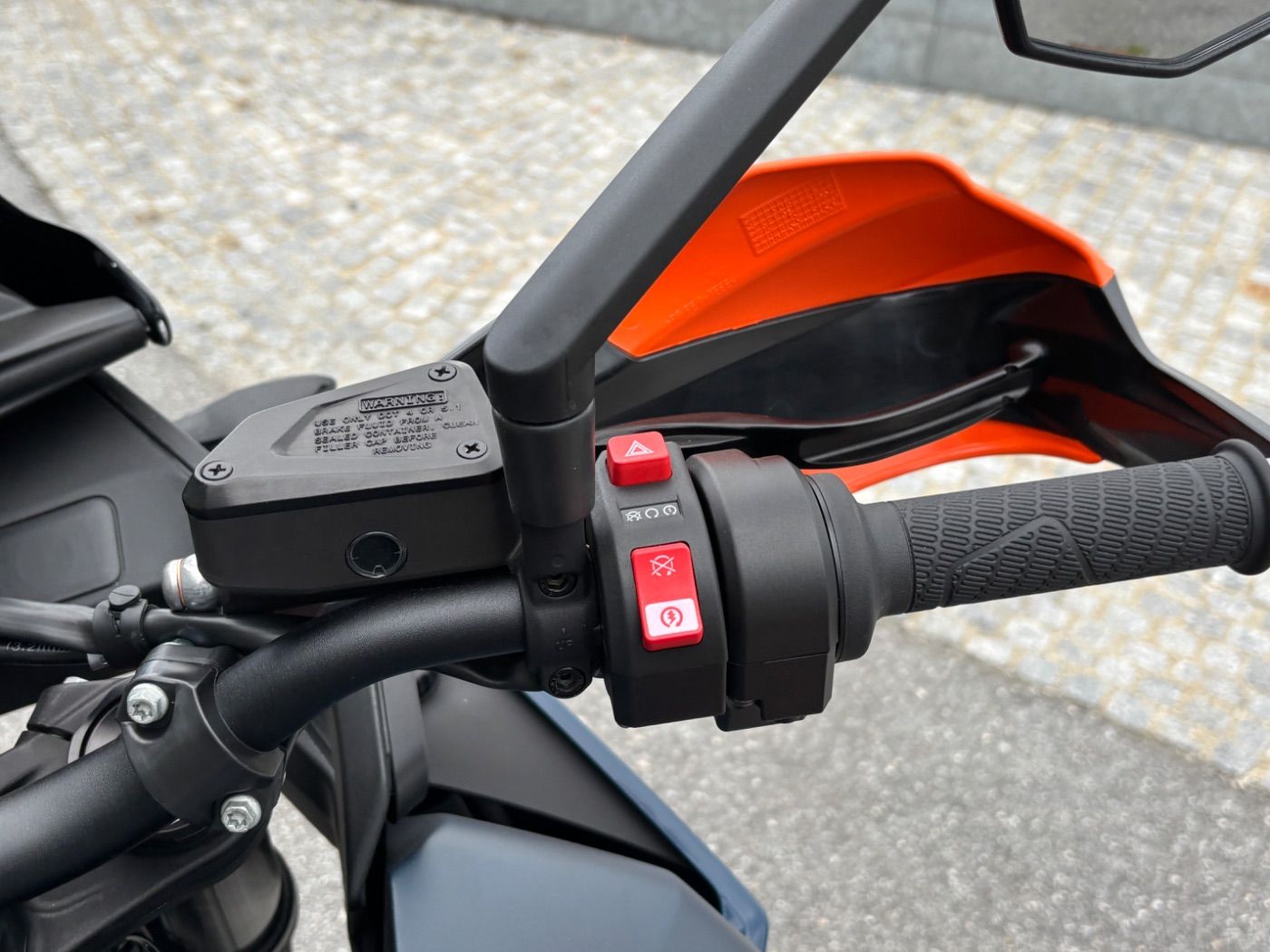 Fahrzeugabbildung KTM 890 SMT Modell 2026 4 Jahre Garantie