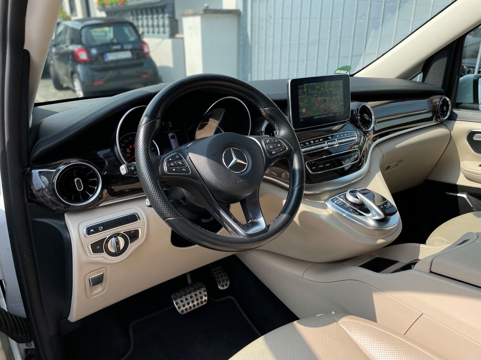 Fahrzeugabbildung Mercedes-Benz V 300 d Lang Avantgarde AMG-Line |Burmester|360°
