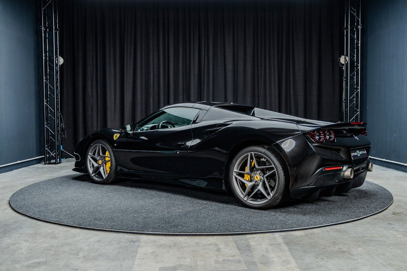 Fahrzeugabbildung Ferrari F8 Spider + Nero Daytona + Carbon + Lift + Garan