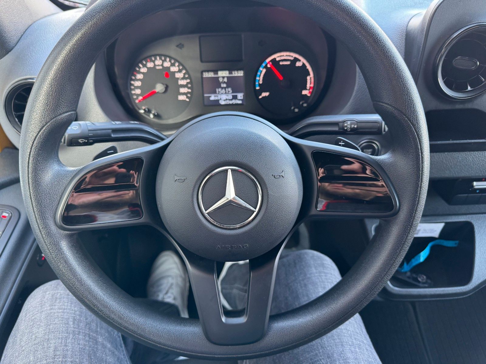 Fahrzeugabbildung Mercedes-Benz eSprinter 312 DHL Regal KEP-Ausbau