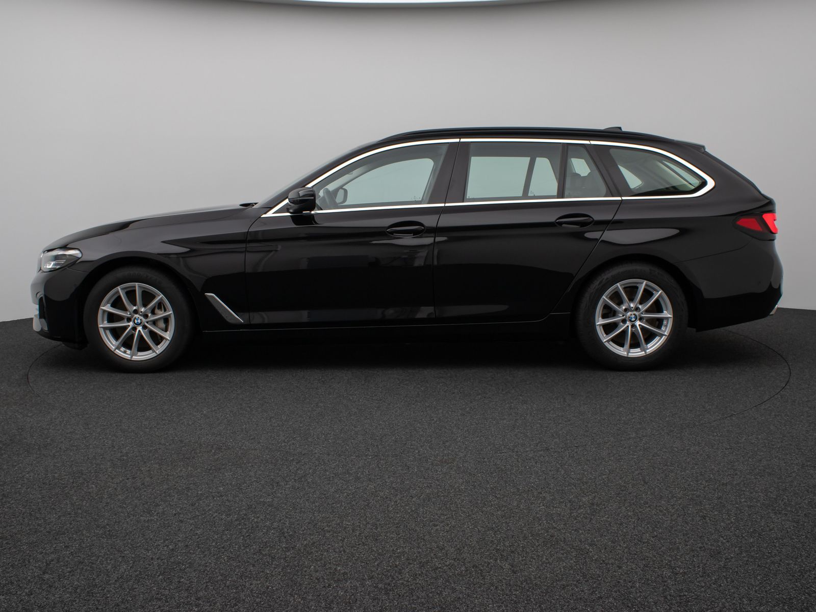 Fahrzeugabbildung BMW 530d Panorama Kamera DAB HiFi DrivAssist Komfort